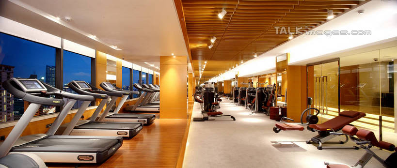 无人,健身房,横图,室内,夜晚,正面,锻炼,运动,窗户,落地窗,照明,一排,许多,阴影,整齐,光线,影子,灯光,很多,顶灯,玻璃窗,灯,排列,灯具,照亮,照明设备,队列,举重机,举重床,体育,彩图,健身,健身馆,跑步机,shrj1