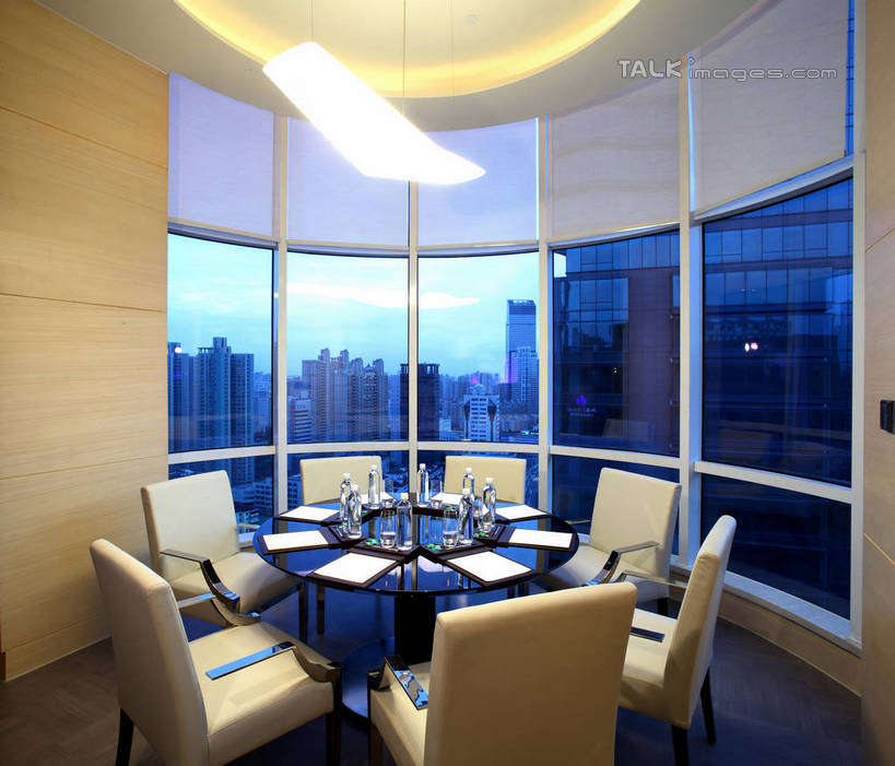 无人,餐厅,高楼大厦,横图,室内,白天,正面,餐桌,窗户,落地窗,桌子,大厦,建筑,摩天大楼,杯子,餐具,椅子,阴影,光线,碟子,盘,影子,灯光,玻璃窗,玻璃制品,盘子,水杯,碟,圆桌,餐台,玻璃杯,彩图,餐馆,大楼,饭店,饭馆,高层建筑,高楼,摩天楼,旋转餐桌,宴会桌,shrj1