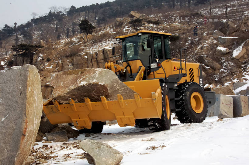 东方人,一个人,坐,横图,室外,白天,正面,工作服,制服,技术,雪,植物,大雪,建筑,亚洲,仅一个男性,仅一个人,枯萎,积雪,雪景,冬季,冬天,枯草,枝条,黄种人,车,草,树,树木,树枝,施工,工人,仅一个年轻男性,黄色,蓝色,绿色,蓝天,天空,自然,交通工具,天,驾驶,行驶,机械,工程车,寒冷,生长,晴朗,成长,操纵,控制,工程,载具,推土机,操控,万里无云,矿工,严寒,把持,交通运输,工作制服,工作车,施工车,虬枝,枝杈,男人,男性,年轻男性,亚洲人,员工,晴空,晴空万里,坐着,彩图,全身,工作套服,矿山工人,匠人,劳动者,体力工,shrj1