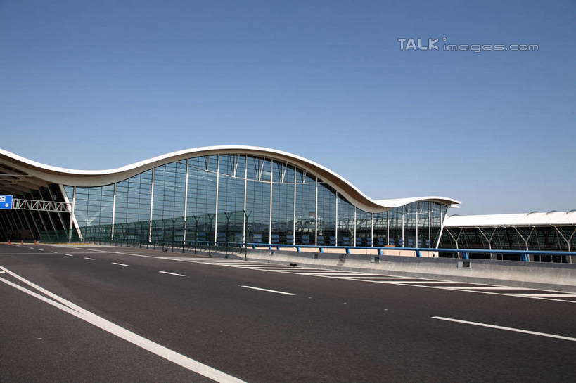 无人,机场,横图,室外,白天,正面,度假,美景,城市风光,城市,道路,飞机场,路,公路,上海,中国,亚洲,阴影,光线,影子,景观,分界线,停车线,交通,娱乐,浦东,浦东国际机场,浦东机场,蓝色,蓝天,天空,阳光,天,享受,休闲,景色,放松,晴朗,车行道,车行道分界线,申,标线,浦东新区,东亚,车行线,上海市,万里无云,中华人民共和国,沪,华东地区,航空站,空港,晴空,晴空万里,马路,彩图,上海浦东国际机场,shrj1