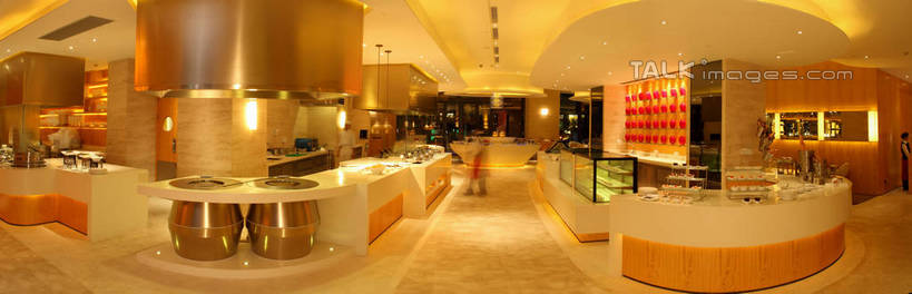 无人,前台,餐厅,横图,室内,夜晚,正面,餐桌,窗户,落地窗,桌子,橱窗,照明,阴影,光线,影子,办公桌,灯光,顶灯,玻璃窗,灯,灯具,服务台,餐台,照亮,照明设备,玻璃橱窗,彩图,餐馆,饭店,饭馆,帮助台,呼叫台,shrj1