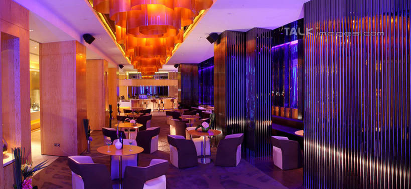 无人,酒吧,横图,室内,夜晚,正面,吧台,餐桌,桌子,椅子,照明,阴影,光线,影子,灯光,顶灯,灯,灯具,服务台,餐台,照亮,照明设备,彩图,酒吧间,酒馆,酒吧台,shrj1