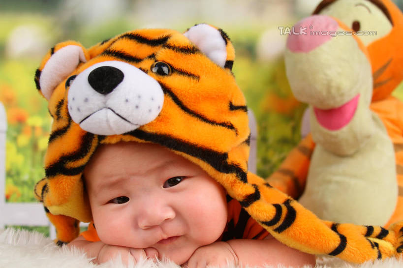 东方人,婴儿,儿童,脸,头,脸颊,一个人,横图,室内,特写,白天,背景,正面,游戏,纯洁,地毯,帽子,玩具,亚洲,仅一个人,服装,朦胧,模糊,装饰,编织,玩偶,手工艺品,织物,玩,注视,黄种人,娱乐,一只,小孩,衣服,工艺品,观察,看,趴着,休闲,可爱,益智,摄影,服饰,毛绒玩具,活泼,影棚,观看,华丽,修饰,安慰,点缀,察看,衣着,穿着,发泄,关注,消遣,宝宝,表演服,演出服,纯真,烂漫,无邪,宣泄,衬托,美观,雅致,雅观,衣饰,道具服,伶俐,天真,亚洲人,孩子,头部,脸部,脸蛋,面部,老虎,趴,玩耍,嬉戏,半身,布景,彩图,影棚拍摄,拍摄,shsc1