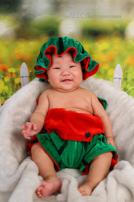 东方人,婴儿,儿童,一个人,坐,笑,微笑,竖图,室内,白天,背景,正面,纯洁,沙发,西瓜,帽子,纺织品,亚洲,仅一个人,服装,朦胧,模糊,装饰,毛毯,毯子,注视,黄种人,纺织,小孩,衣服,垫子,观察,看,温暖,可爱,摄影,服饰,活泼,影棚,观看,华丽,修饰,点缀,察看,衣着,穿着,关注,宝宝,表演服,演出服,布艺沙发,纯真,烂漫,无邪,衬托,美观,雅致,雅观,衣饰,道具服,伶俐,天真,亚洲人,孩子,寒瓜,坐着,布景,彩图,全身,影棚拍摄,拍摄,shsc1