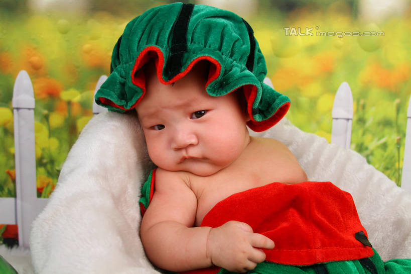 东方人,婴儿,儿童,一个人,坐,横图,室内,白天,背景,侧面,纯洁,沙发,西瓜,帽子,纺织品,亚洲,仅一个人,服装,朦胧,模糊,装饰,毛毯,毯子,扭头,注视,黄种人,纺织,小孩,衣服,垫子,观察,看,转头,温暖,可爱,摄影,服饰,活泼,影棚,观看,华丽,修饰,点缀,察看,衣着,穿着,关注,宝宝,表演服,演出服,布艺沙发,纯真,烂漫,无邪,衬托,美观,雅致,雅观,衣饰,道具服,伶俐,天真,亚洲人,孩子,寒瓜,坐着,半身,布景,彩图,影棚拍摄,拍摄,shsc1