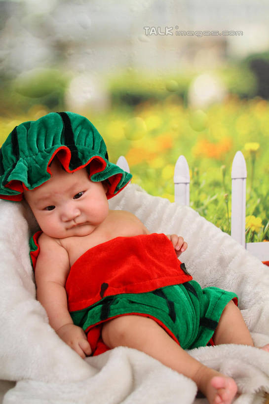 东方人,婴儿,儿童,一个人,坐,竖图,室内,白天,背景,侧面,纯洁,沙发,西瓜,帽子,纺织品,亚洲,仅一个人,服装,朦胧,模糊,装饰,毛毯,毯子,扭头,注视,黄种人,纺织,小孩,衣服,垫子,观察,看,转头,温暖,可爱,摄影,服饰,活泼,影棚,观看,华丽,修饰,点缀,察看,衣着,穿着,关注,宝宝,表演服,演出服,布艺沙发,纯真,烂漫,无邪,衬托,美观,雅致,雅观,衣饰,道具服,伶俐,天真,亚洲人,孩子,寒瓜,坐着,半身,布景,彩图,影棚拍摄,拍摄,shsc1