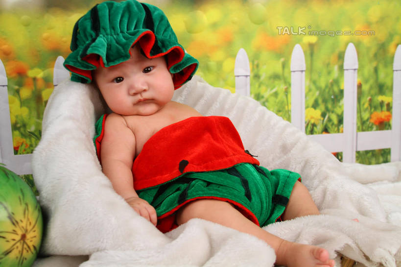 东方人,婴儿,儿童,一个人,坐,横图,室内,白天,背景,侧面,纯洁,沙发,西瓜,帽子,水果,纺织品,亚洲,仅一个人,服装,朦胧,模糊,新鲜,装饰,毛毯,毯子,生食,食品,果实,扭头,注视,黄种人,食物,纺织,小孩,衣服,垫子,观察,看,转头,温暖,可爱,摄影,服饰,活泼,有机食品,绿色食品,影棚,观看,华丽,修饰,点缀,察看,衣着,穿着,关注,宝宝,表演服,演出服,布艺沙发,纯真,烂漫,无邪,衬托,美观,雅致,雅观,衣饰,道具服,伶俐,天真,亚洲人,孩子,寒瓜,坐着,半身,布景,彩图,影棚拍摄,拍摄,shsc1