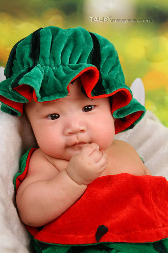 东方人,婴儿,儿童,一个人,坐,竖图,室内,白天,背景,正面,纯洁,沙发,西瓜,帽子,纺织品,亚洲,仅一个人,服装,朦胧,模糊,装饰,毛毯,毯子,注视,黄种人,纺织,小孩,衣服,垫子,观察,看,温暖,可爱,摄影,服饰,活泼,影棚,观看,华丽,修饰,点缀,察看,衣着,穿着,关注,宝宝,表演服,演出服,布艺沙发,纯真,烂漫,无邪,衬托,美观,雅致,雅观,衣饰,道具服,伶俐,天真,亚洲人,孩子,寒瓜,坐着,半身,布景,彩图,影棚拍摄,拍摄,shsc1