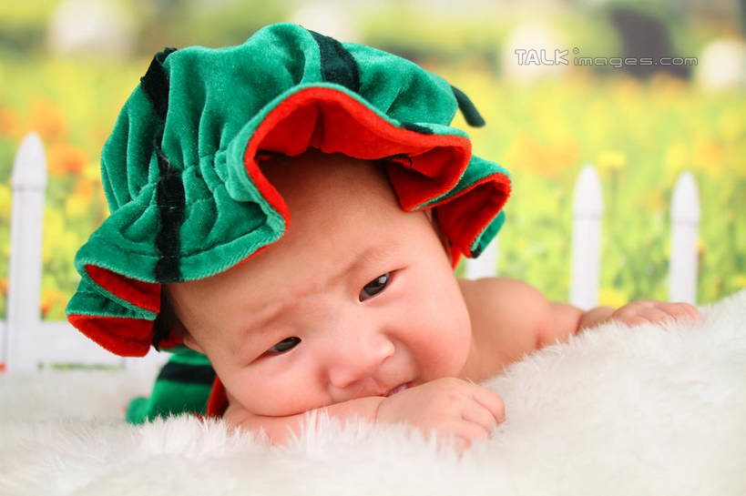 东方人,婴儿,儿童,脸,头,脸颊,一个人,横图,室内,特写,白天,背景,正面,纯洁,地毯,西瓜,帽子,亚洲,仅一个人,服装,朦胧,模糊,装饰,编织,手工艺品,织物,注视,黄种人,小孩,衣服,工艺品,观察,看,趴着,可爱,摄影,服饰,活泼,影棚,观看,华丽,修饰,点缀,察看,衣着,穿着,关注,宝宝,表演服,演出服,纯真,烂漫,无邪,衬托,美观,雅致,雅观,衣饰,道具服,伶俐,天真,亚洲人,孩子,头部,脸部,脸蛋,面部,寒瓜,趴,半身,布景,彩图,影棚拍摄,拍摄,shsc1