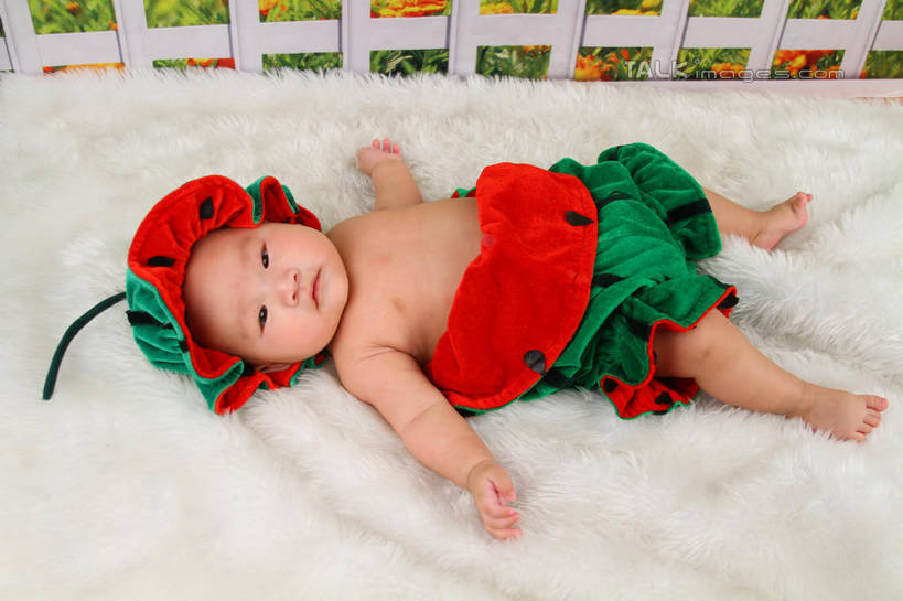 东方人,婴儿,儿童,一个人,躺,伸展双臂,横图,俯视,室内,白天,背景,纯洁,地毯,西瓜,帽子,亚洲,仅一个人,服装,装饰,编织,手工艺品,织物,注视,黄种人,小孩,衣服,工艺品,观察,看,可爱,摄影,服饰,活泼,影棚,观看,华丽,修饰,点缀,察看,衣着,穿着,关注,宝宝,表演服,演出服,纯真,烂漫,无邪,衬托,美观,雅致,雅观,衣饰,道具服,卧着,伶俐,天真,亚洲人,孩子,寒瓜,敞开双臂,伸开双臂,躺着,卧,展开双肩,张开手臂,张开双臂,布景,彩图,高角度拍摄,全身,影棚拍摄,拍摄,shsc1