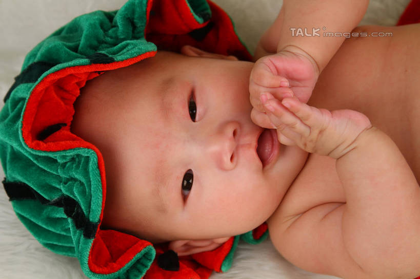 东方人,婴儿,儿童,脸,头,脸颊,手,一个人,躺,横图,俯视,室内,特写,白天,背景,纯洁,地毯,西瓜,帽子,亚洲,双手,仅一个人,咬,服装,装饰,编织,手工艺品,织物,注视,黄种人,裸露,小孩,衣服,工艺品,观察,看,手部,可爱,摄影,服饰,活泼,影棚,观看,华丽,修饰,点缀,咬着,察看,衣着,穿着,关注,宝宝,裸,表演服,演出服,纯真,烂漫,无邪,衬托,美观,雅致,雅观,衣饰,道具服,卧着,伶俐,天真,亚洲人,孩子,头部,脸部,脸蛋,面部,寒瓜,躺着,卧,半身,布景,彩图,高角度拍摄,影棚拍摄,拍摄,shsc1