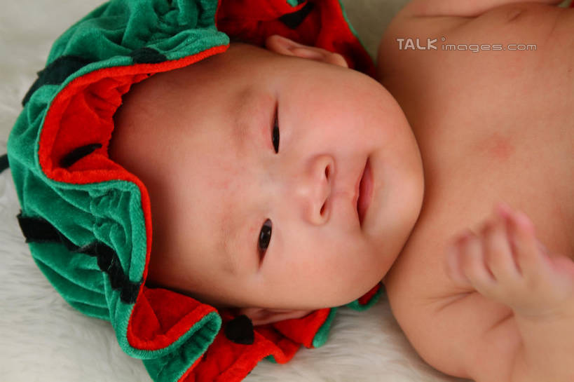 东方人,婴儿,儿童,脸,头,脸颊,手,一个人,躺,横图,俯视,室内,特写,白天,背景,纯洁,地毯,西瓜,帽子,亚洲,仅一个人,服装,装饰,编织,手工艺品,织物,注视,黄种人,裸露,小孩,衣服,工艺品,观察,看,手部,可爱,摄影,服饰,活泼,影棚,观看,单手,华丽,修饰,点缀,察看,衣着,穿着,关注,宝宝,裸,表演服,演出服,纯真,烂漫,无邪,衬托,美观,雅致,雅观,衣饰,道具服,卧着,伶俐,天真,亚洲人,孩子,头部,脸部,脸蛋,面部,寒瓜,躺着,卧,半身,布景,彩图,高角度拍摄,影棚拍摄,拍摄,shsc1