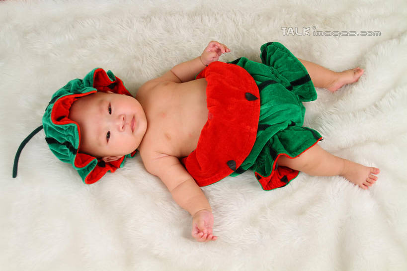 东方人,婴儿,儿童,一个人,躺,横图,俯视,室内,白天,背景,纯洁,地毯,西瓜,帽子,亚洲,仅一个人,服装,装饰,编织,手工艺品,织物,注视,黄种人,小孩,衣服,工艺品,观察,看,可爱,摄影,服饰,活泼,影棚,观看,华丽,修饰,点缀,察看,衣着,穿着,关注,宝宝,表演服,演出服,纯真,烂漫,无邪,衬托,美观,雅致,雅观,衣饰,道具服,卧着,伶俐,天真,亚洲人,孩子,寒瓜,躺着,卧,布景,彩图,高角度拍摄,全身,影棚拍摄,拍摄,shsc1