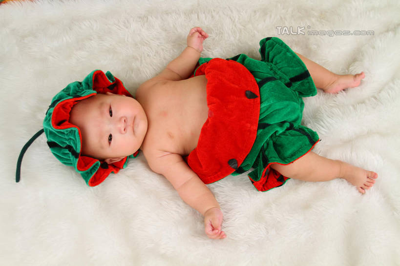 东方人,婴儿,儿童,一个人,躺,伸展双臂,横图,俯视,室内,白天,背景,纯洁,地毯,西瓜,帽子,亚洲,仅一个人,服装,装饰,编织,手工艺品,织物,注视,黄种人,小孩,衣服,工艺品,观察,看,可爱,摄影,服饰,活泼,影棚,观看,华丽,修饰,点缀,察看,衣着,穿着,关注,宝宝,表演服,演出服,纯真,烂漫,无邪,衬托,美观,雅致,雅观,衣饰,道具服,卧着,伶俐,天真,亚洲人,孩子,寒瓜,敞开双臂,伸开双臂,躺着,卧,展开双肩,张开手臂,张开双臂,布景,彩图,高角度拍摄,全身,影棚拍摄,拍摄,shsc1