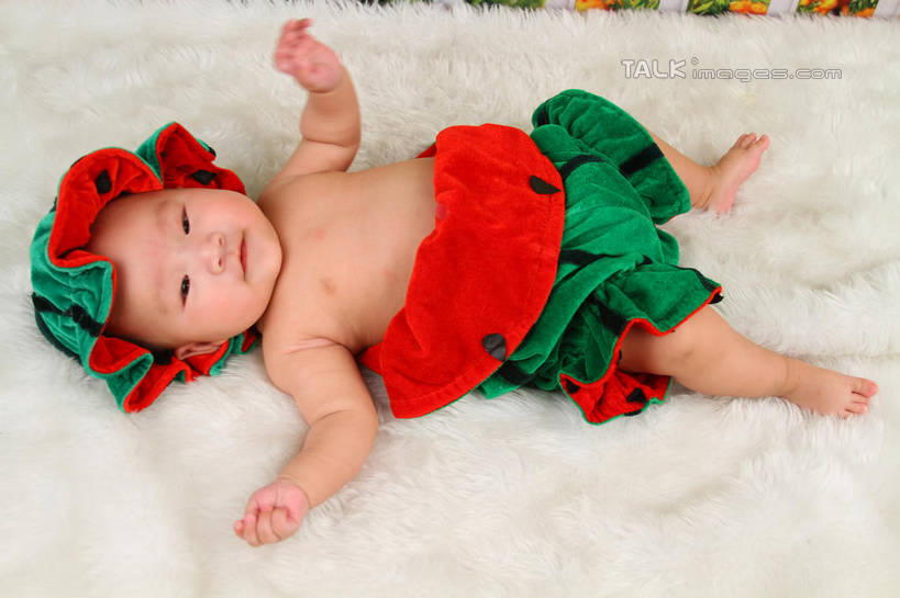 东方人,婴儿,儿童,一个人,躺,伸展双臂,横图,俯视,室内,白天,背景,纯洁,地毯,西瓜,帽子,亚洲,仅一个人,服装,装饰,编织,手工艺品,织物,注视,黄种人,小孩,衣服,工艺品,观察,看,可爱,摄影,服饰,活泼,影棚,观看,华丽,修饰,点缀,察看,衣着,穿着,关注,宝宝,表演服,演出服,纯真,烂漫,无邪,衬托,美观,雅致,雅观,衣饰,道具服,卧着,伶俐,天真,亚洲人,孩子,寒瓜,敞开双臂,伸开双臂,躺着,卧,展开双肩,张开手臂,张开双臂,布景,彩图,高角度拍摄,全身,影棚拍摄,拍摄,shsc1