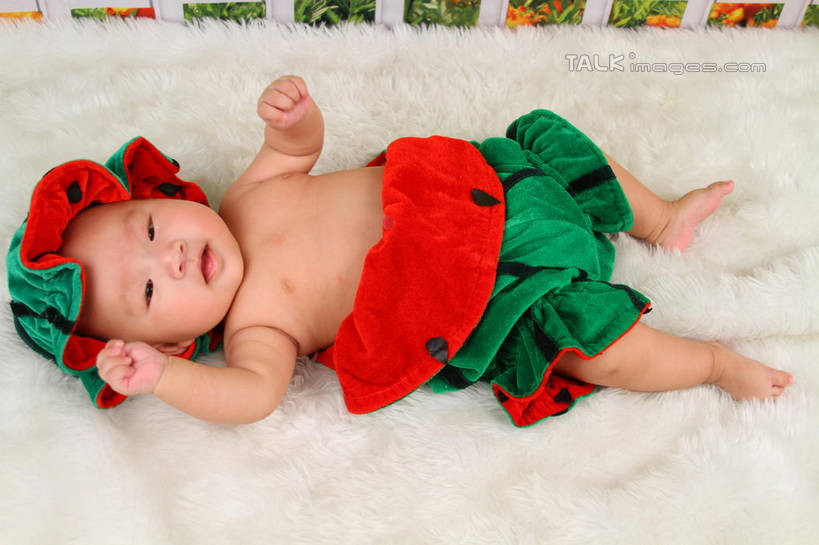 东方人,婴儿,儿童,一个人,躺,横图,俯视,室内,白天,背景,纯洁,地毯,西瓜,帽子,亚洲,仅一个人,服装,装饰,编织,手工艺品,织物,注视,黄种人,小孩,衣服,工艺品,观察,看,可爱,摄影,服饰,活泼,影棚,观看,华丽,修饰,点缀,察看,衣着,穿着,关注,宝宝,表演服,演出服,纯真,烂漫,无邪,衬托,美观,雅致,雅观,衣饰,道具服,卧着,伶俐,天真,亚洲人,孩子,寒瓜,躺着,卧,布景,彩图,高角度拍摄,全身,影棚拍摄,拍摄,shsc1