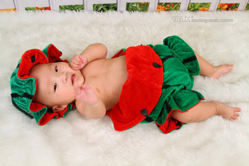 东方人,婴儿,儿童,一个人,躺,横图,俯视,室内,白天,背景,纯洁,地毯,西瓜,帽子,亚洲,仅一个人,服装,装饰,编织,手工艺品,织物,注视,黄种人,小孩,衣服,工艺品,观察,看,可爱,摄影,服饰,活泼,影棚,观看,华丽,修饰,点缀,察看,衣着,穿着,关注,宝宝,表演服,演出服,纯真,烂漫,无邪,衬托,美观,雅致,雅观,衣饰,道具服,卧着,伶俐,天真,亚洲人,孩子,寒瓜,躺着,卧,布景,彩图,高角度拍摄,全身,影棚拍摄,拍摄,shsc1