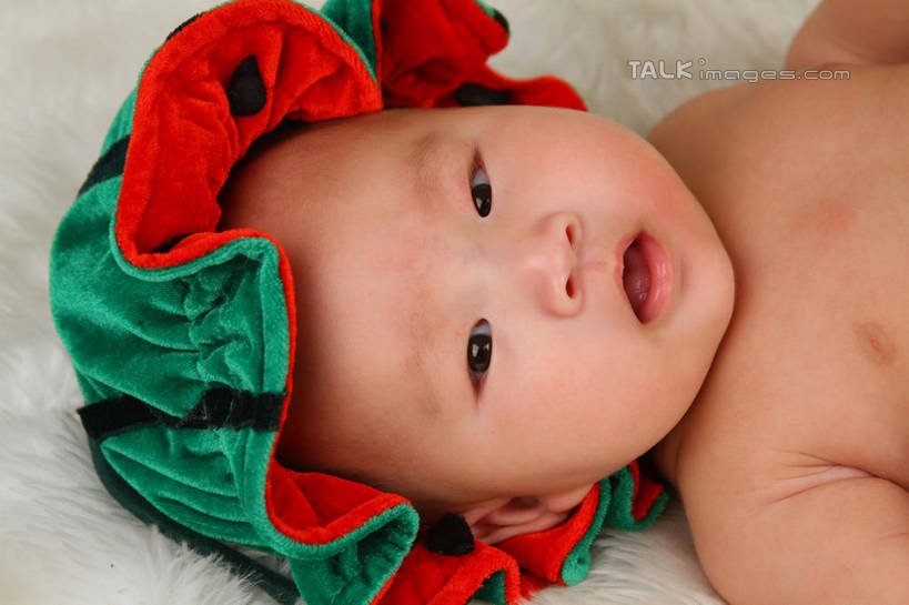 东方人,婴儿,儿童,脸,头,脸颊,一个人,躺,横图,俯视,室内,特写,白天,背景,纯洁,地毯,西瓜,帽子,亚洲,仅一个人,服装,装饰,编织,手工艺品,织物,注视,黄种人,裸露,小孩,衣服,工艺品,观察,看,张嘴,可爱,摄影,服饰,活泼,影棚,观看,华丽,修饰,点缀,察看,衣着,穿着,关注,宝宝,裸,表演服,演出服,张大嘴巴,纯真,烂漫,无邪,衬托,美观,雅致,雅观,衣饰,道具服,卧着,伶俐,天真,亚洲人,孩子,头部,脸部,脸蛋,面部,张开嘴,寒瓜,躺着,卧,半身,布景,彩图,高角度拍摄,影棚拍摄,拍摄,shsc1