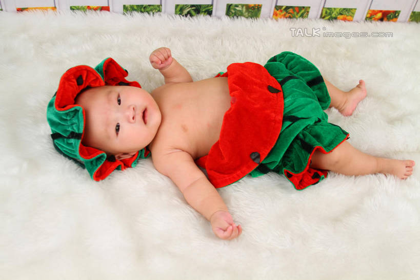 东方人,婴儿,儿童,一个人,躺,伸展双臂,横图,俯视,室内,白天,背景,纯洁,地毯,西瓜,帽子,亚洲,仅一个人,服装,装饰,编织,手工艺品,织物,注视,黄种人,小孩,衣服,工艺品,观察,看,可爱,摄影,服饰,活泼,影棚,观看,华丽,修饰,点缀,察看,衣着,穿着,关注,宝宝,表演服,演出服,纯真,烂漫,无邪,衬托,美观,雅致,雅观,衣饰,道具服,卧着,伶俐,天真,亚洲人,孩子,寒瓜,敞开双臂,伸开双臂,躺着,卧,展开双肩,张开手臂,张开双臂,布景,彩图,高角度拍摄,全身,影棚拍摄,拍摄,shsc1