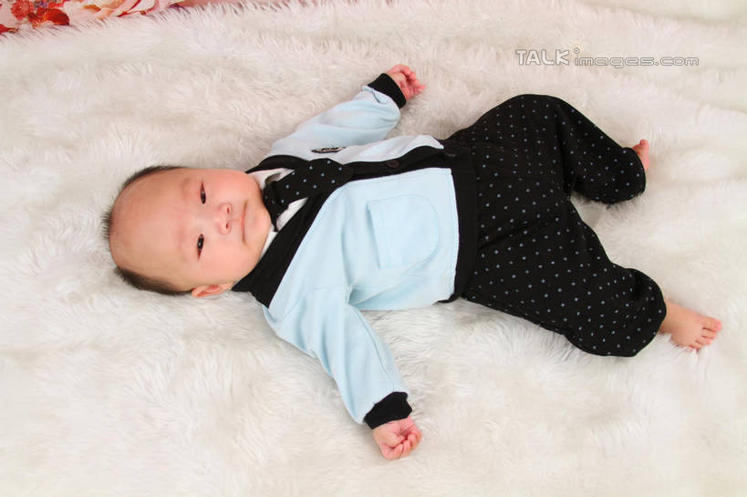 东方人,婴儿,儿童,一个人,躺,伸展双臂,横图,俯视,室内,白天,背景,婴儿服装,纯洁,地毯,亚洲,仅一个人,服装,装饰,编织,手工艺品,织物,注视,黄种人,小孩,衣服,工艺品,观察,看,可爱,摄影,服饰,活泼,影棚,观看,华丽,修饰,点缀,察看,衣着,穿着,关注,宝宝,纯真,烂漫,无邪,衬托,美观,雅致,雅观,衣饰,卧着,伶俐,天真,亚洲人,孩子,敞开双臂,伸开双臂,躺着,卧,展开双肩,张开手臂,张开双臂,布景,彩图,高角度拍摄,全身,影棚拍摄,婴儿服,拍摄,shsc1