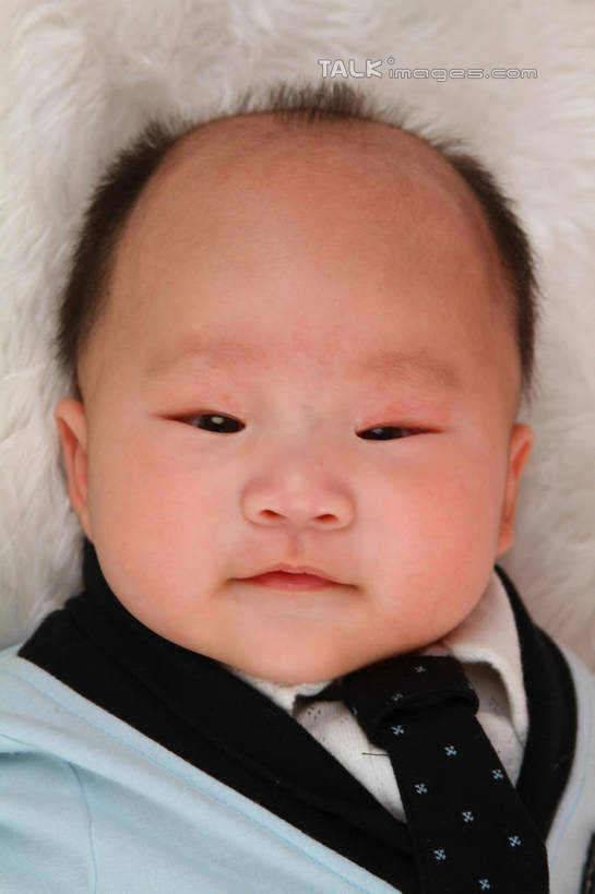 东方人,婴儿,儿童,脸,头,脸颊,一个人,躺,竖图,俯视,室内,特写,白天,背景,婴儿服装,纯洁,地毯,亚洲,仅一个人,服装,装饰,编织,手工艺品,织物,注视,黄种人,小孩,衣服,工艺品,观察,看,可爱,摄影,服饰,活泼,影棚,观看,华丽,修饰,点缀,察看,衣着,穿着,关注,宝宝,纯真,烂漫,无邪,衬托,美观,雅致,雅观,衣饰,卧着,伶俐,天真,亚洲人,孩子,头部,脸部,脸蛋,面部,躺着,卧,半身,布景,彩图,高角度拍摄,影棚拍摄,婴儿服,拍摄,shsc1