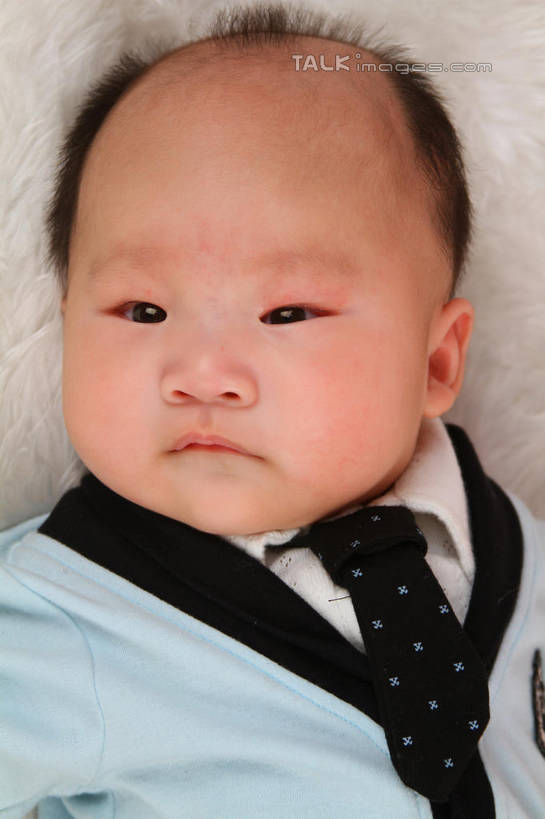 东方人,婴儿,儿童,脸,头,脸颊,一个人,躺,竖图,俯视,室内,特写,白天,背景,婴儿服装,纯洁,地毯,亚洲,仅一个人,服装,装饰,编织,手工艺品,织物,注视,黄种人,小孩,衣服,工艺品,观察,看,可爱,摄影,服饰,活泼,影棚,观看,华丽,修饰,点缀,察看,衣着,穿着,关注,宝宝,纯真,烂漫,无邪,衬托,美观,雅致,雅观,衣饰,卧着,伶俐,天真,亚洲人,孩子,头部,脸部,脸蛋,面部,躺着,卧,半身,布景,彩图,高角度拍摄,影棚拍摄,婴儿服,拍摄,shsc1