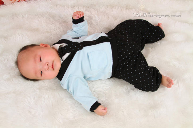 东方人,婴儿,儿童,一个人,躺,伸展双臂,横图,俯视,室内,白天,背景,婴儿服装,纯洁,地毯,亚洲,仅一个人,服装,装饰,编织,手工艺品,织物,注视,黄种人,小孩,衣服,工艺品,观察,看,可爱,摄影,服饰,活泼,影棚,观看,华丽,修饰,点缀,察看,衣着,穿着,关注,宝宝,纯真,烂漫,无邪,衬托,美观,雅致,雅观,衣饰,卧着,伶俐,天真,亚洲人,孩子,敞开双臂,伸开双臂,躺着,卧,展开双肩,张开手臂,张开双臂,布景,彩图,高角度拍摄,全身,影棚拍摄,婴儿服,拍摄,shsc1