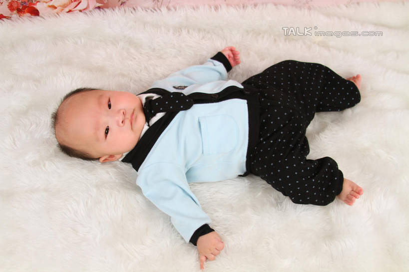 东方人,婴儿,儿童,一个人,躺,伸展双臂,横图,俯视,室内,白天,背景,婴儿服装,纯洁,地毯,亚洲,仅一个人,服装,装饰,编织,手工艺品,织物,注视,黄种人,小孩,衣服,工艺品,观察,看,可爱,摄影,服饰,活泼,影棚,观看,华丽,修饰,点缀,察看,衣着,穿着,关注,宝宝,纯真,烂漫,无邪,衬托,美观,雅致,雅观,衣饰,卧着,伶俐,天真,亚洲人,孩子,敞开双臂,伸开双臂,躺着,卧,展开双肩,张开手臂,张开双臂,布景,彩图,高角度拍摄,全身,影棚拍摄,婴儿服,拍摄,shsc1