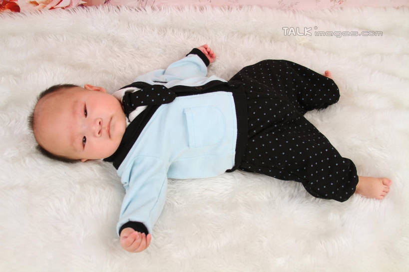 东方人,婴儿,儿童,一个人,躺,伸展双臂,横图,俯视,室内,白天,背景,婴儿服装,纯洁,地毯,亚洲,仅一个人,服装,装饰,编织,手工艺品,织物,注视,黄种人,小孩,衣服,工艺品,观察,看,可爱,摄影,服饰,活泼,影棚,观看,华丽,修饰,点缀,察看,衣着,穿着,关注,宝宝,纯真,烂漫,无邪,衬托,美观,雅致,雅观,衣饰,卧着,伶俐,天真,亚洲人,孩子,敞开双臂,伸开双臂,躺着,卧,展开双肩,张开手臂,张开双臂,布景,彩图,高角度拍摄,全身,影棚拍摄,婴儿服,拍摄,shsc1