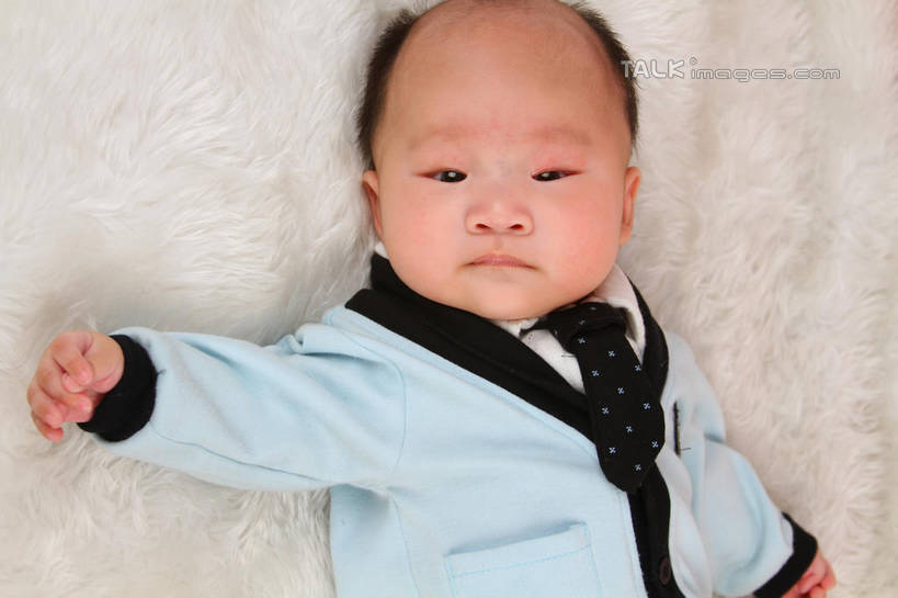 东方人,婴儿,儿童,一个人,躺,伸展双臂,横图,俯视,室内,白天,背景,婴儿服装,纯洁,地毯,亚洲,仅一个人,服装,装饰,编织,手工艺品,织物,注视,黄种人,小孩,衣服,工艺品,观察,看,可爱,摄影,服饰,活泼,影棚,观看,华丽,修饰,点缀,察看,衣着,穿着,关注,宝宝,纯真,烂漫,无邪,衬托,美观,雅致,雅观,衣饰,卧着,伶俐,天真,亚洲人,孩子,敞开双臂,伸开双臂,躺着,卧,展开双肩,张开手臂,张开双臂,半身,布景,彩图,高角度拍摄,影棚拍摄,婴儿服,拍摄,shsc1