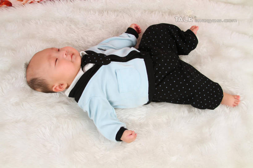 东方人,婴儿,儿童,一个人,躺,伸展双臂,横图,俯视,室内,白天,背景,婴儿服装,纯洁,地毯,亚洲,仅一个人,服装,装饰,编织,手工艺品,织物,注视,黄种人,小孩,衣服,工艺品,观察,看,可爱,摄影,服饰,活泼,影棚,观看,华丽,修饰,点缀,察看,衣着,穿着,关注,宝宝,纯真,烂漫,无邪,衬托,美观,雅致,雅观,衣饰,卧着,伶俐,天真,亚洲人,孩子,敞开双臂,伸开双臂,躺着,卧,展开双肩,张开手臂,张开双臂,布景,彩图,高角度拍摄,全身,影棚拍摄,婴儿服,拍摄,shsc1