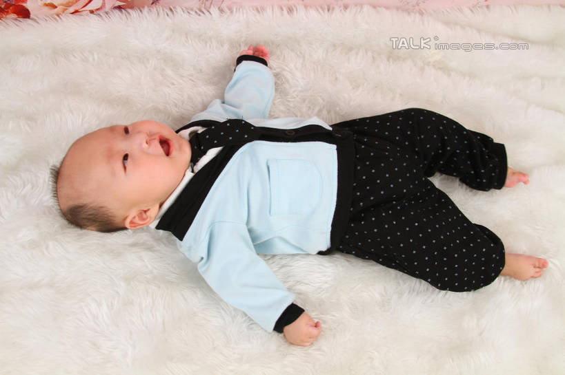 东方人,婴儿,儿童,一个人,躺,伸展双臂,横图,俯视,室内,白天,背景,婴儿服装,纯洁,地毯,亚洲,仅一个人,服装,装饰,编织,手工艺品,织物,注视,黄种人,小孩,衣服,工艺品,观察,看,可爱,摄影,服饰,活泼,影棚,观看,华丽,修饰,点缀,察看,衣着,穿着,关注,宝宝,纯真,烂漫,无邪,衬托,美观,雅致,雅观,衣饰,卧着,伶俐,天真,亚洲人,孩子,敞开双臂,伸开双臂,躺着,卧,展开双肩,张开手臂,张开双臂,布景,彩图,高角度拍摄,全身,影棚拍摄,婴儿服,拍摄,shsc1