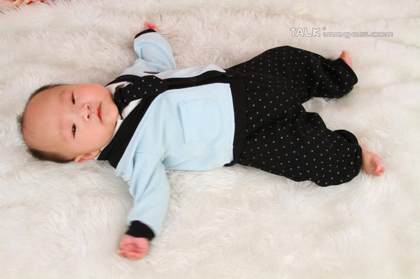 东方人,婴儿,儿童,一个人,躺,伸展双臂,横图,俯视,室内,白天,背景,婴儿服装,纯洁,地毯,亚洲,仅一个人,服装,装饰,编织,手工艺品,织物,注视,黄种人,小孩,衣服,工艺品,观察,看,可爱,摄影,服饰,活泼,影棚,观看,华丽,修饰,点缀,察看,衣着,穿着,关注,宝宝,纯真,烂漫,无邪,衬托,美观,雅致,雅观,衣饰,卧着,伶俐,天真,亚洲人,孩子,敞开双臂,伸开双臂,躺着,卧,展开双肩,张开手臂,张开双臂,布景,彩图,高角度拍摄,全身,影棚拍摄,婴儿服,拍摄,shsc1