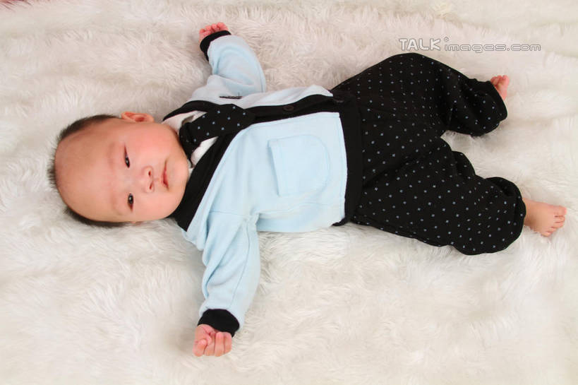 东方人,婴儿,儿童,一个人,躺,伸展双臂,横图,俯视,室内,白天,背景,婴儿服装,纯洁,地毯,亚洲,仅一个人,服装,装饰,编织,手工艺品,织物,注视,黄种人,小孩,衣服,工艺品,观察,看,可爱,摄影,服饰,活泼,影棚,观看,华丽,修饰,点缀,察看,衣着,穿着,关注,宝宝,纯真,烂漫,无邪,衬托,美观,雅致,雅观,衣饰,卧着,伶俐,天真,亚洲人,孩子,敞开双臂,伸开双臂,躺着,卧,展开双肩,张开手臂,张开双臂,布景,彩图,高角度拍摄,全身,影棚拍摄,婴儿服,拍摄,shsc1