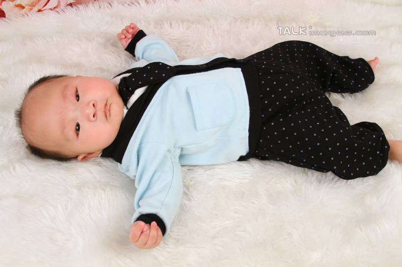 东方人,婴儿,儿童,一个人,躺,伸展双臂,横图,俯视,室内,白天,背景,婴儿服装,纯洁,地毯,亚洲,仅一个人,服装,装饰,编织,手工艺品,织物,注视,黄种人,小孩,衣服,工艺品,观察,看,可爱,摄影,服饰,活泼,影棚,观看,华丽,修饰,点缀,察看,衣着,穿着,关注,宝宝,纯真,烂漫,无邪,衬托,美观,雅致,雅观,衣饰,卧着,伶俐,天真,亚洲人,孩子,敞开双臂,伸开双臂,躺着,卧,展开双肩,张开手臂,张开双臂,布景,彩图,高角度拍摄,全身,影棚拍摄,婴儿服,拍摄,shsc1