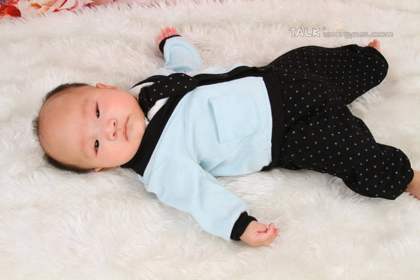 东方人,婴儿,儿童,一个人,躺,伸展双臂,横图,俯视,室内,白天,背景,婴儿服装,纯洁,地毯,亚洲,仅一个人,服装,装饰,编织,手工艺品,织物,注视,黄种人,小孩,衣服,工艺品,观察,看,可爱,摄影,服饰,活泼,影棚,观看,华丽,修饰,点缀,察看,衣着,穿着,关注,宝宝,纯真,烂漫,无邪,衬托,美观,雅致,雅观,衣饰,卧着,伶俐,天真,亚洲人,孩子,敞开双臂,伸开双臂,躺着,卧,展开双肩,张开手臂,张开双臂,布景,彩图,高角度拍摄,全身,影棚拍摄,婴儿服,拍摄,shsc1