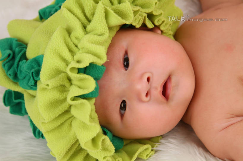 东方人,婴儿,儿童,脸,头,脸颊,一个人,躺,横图,俯视,室内,特写,白天,背景,纯洁,地毯,帽子,亚洲,仅一个人,服装,装饰,编织,手工艺品,织物,注视,黄种人,小孩,衣服,黄色,绿色,工艺品,观察,看,可爱,摄影,服饰,活泼,影棚,观看,华丽,修饰,点缀,察看,衣着,穿着,关注,宝宝,表演服,演出服,纯真,烂漫,无邪,衬托,美观,雅致,雅观,衣饰,道具服,卧着,伶俐,天真,亚洲人,孩子,头部,脸部,脸蛋,面部,躺着,卧,半身,布景,彩图,高角度拍摄,影棚拍摄,拍摄,shsc1