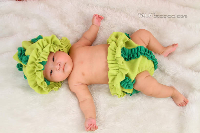东方人,婴儿,儿童,一个人,躺,伸展双臂,横图,俯视,室内,白天,背景,纯洁,地毯,帽子,亚洲,仅一个人,服装,装饰,编织,手工艺品,织物,注视,黄种人,小孩,衣服,黄色,绿色,工艺品,观察,看,可爱,摄影,服饰,活泼,影棚,观看,华丽,修饰,点缀,察看,衣着,穿着,关注,宝宝,表演服,演出服,纯真,烂漫,无邪,衬托,美观,雅致,雅观,衣饰,道具服,卧着,伶俐,天真,亚洲人,孩子,敞开双臂,伸开双臂,躺着,卧,展开双肩,张开手臂,张开双臂,布景,彩图,高角度拍摄,全身,影棚拍摄,拍摄,shsc1