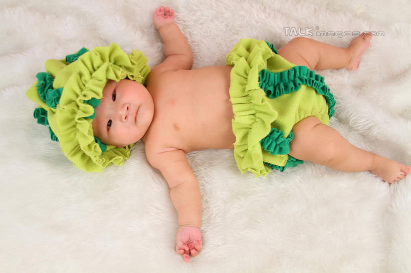 东方人,婴儿,儿童,一个人,躺,伸展双臂,横图,俯视,室内,白天,背景,纯洁,地毯,帽子,亚洲,仅一个人,服装,装饰,编织,手工艺品,织物,注视,黄种人,小孩,衣服,黄色,绿色,工艺品,观察,看,可爱,摄影,服饰,活泼,影棚,观看,华丽,修饰,点缀,察看,衣着,穿着,关注,宝宝,表演服,演出服,纯真,烂漫,无邪,衬托,美观,雅致,雅观,衣饰,道具服,卧着,伶俐,天真,亚洲人,孩子,敞开双臂,伸开双臂,躺着,卧,展开双肩,张开手臂,张开双臂,布景,彩图,高角度拍摄,全身,影棚拍摄,拍摄,shsc1