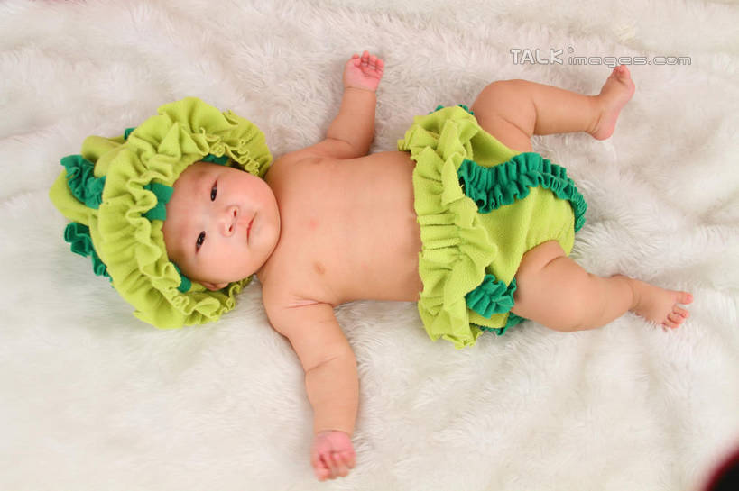 东方人,婴儿,儿童,一个人,躺,伸展双臂,横图,俯视,室内,白天,背景,纯洁,地毯,帽子,亚洲,仅一个人,服装,装饰,编织,手工艺品,织物,注视,黄种人,小孩,衣服,黄色,绿色,工艺品,观察,看,可爱,摄影,服饰,活泼,影棚,观看,华丽,修饰,点缀,察看,衣着,穿着,关注,宝宝,表演服,演出服,纯真,烂漫,无邪,衬托,美观,雅致,雅观,衣饰,道具服,卧着,伶俐,天真,亚洲人,孩子,敞开双臂,伸开双臂,躺着,卧,展开双肩,张开手臂,张开双臂,布景,彩图,高角度拍摄,全身,影棚拍摄,拍摄,shsc1