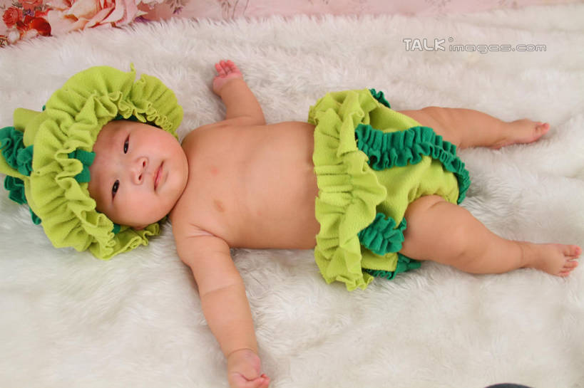 东方人,婴儿,儿童,一个人,躺,伸展双臂,横图,俯视,室内,白天,背景,纯洁,地毯,帽子,亚洲,仅一个人,服装,装饰,编织,手工艺品,织物,注视,黄种人,小孩,衣服,黄色,绿色,工艺品,观察,看,可爱,摄影,服饰,活泼,影棚,观看,华丽,修饰,点缀,察看,衣着,穿着,关注,宝宝,表演服,演出服,纯真,烂漫,无邪,衬托,美观,雅致,雅观,衣饰,道具服,卧着,伶俐,天真,亚洲人,孩子,敞开双臂,伸开双臂,躺着,卧,展开双肩,张开手臂,张开双臂,半身,布景,彩图,高角度拍摄,影棚拍摄,拍摄,shsc1