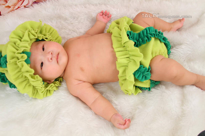 东方人,婴儿,儿童,一个人,躺,伸展双臂,横图,俯视,室内,白天,背景,纯洁,地毯,帽子,亚洲,仅一个人,服装,装饰,编织,手工艺品,织物,注视,黄种人,小孩,衣服,黄色,绿色,工艺品,观察,看,可爱,摄影,服饰,活泼,影棚,观看,华丽,修饰,点缀,察看,衣着,穿着,关注,宝宝,表演服,演出服,纯真,烂漫,无邪,衬托,美观,雅致,雅观,衣饰,道具服,卧着,伶俐,天真,亚洲人,孩子,敞开双臂,伸开双臂,躺着,卧,展开双肩,张开手臂,张开双臂,半身,布景,彩图,高角度拍摄,影棚拍摄,拍摄,shsc1