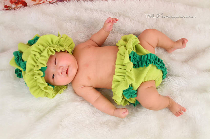 东方人,婴儿,儿童,一个人,躺,伸展双臂,横图,俯视,室内,白天,背景,纯洁,地毯,帽子,亚洲,仅一个人,服装,装饰,编织,手工艺品,织物,注视,黄种人,小孩,衣服,黄色,绿色,工艺品,观察,看,可爱,摄影,服饰,活泼,影棚,观看,华丽,修饰,点缀,察看,衣着,穿着,关注,宝宝,表演服,演出服,纯真,烂漫,无邪,衬托,美观,雅致,雅观,衣饰,道具服,卧着,伶俐,天真,亚洲人,孩子,敞开双臂,伸开双臂,躺着,卧,展开双肩,张开手臂,张开双臂,布景,彩图,高角度拍摄,全身,影棚拍摄,拍摄,shsc1