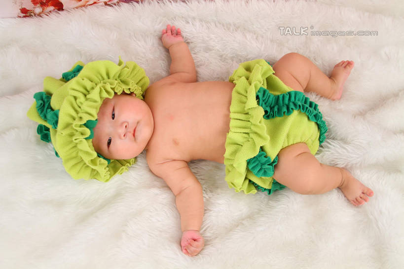 东方人,婴儿,儿童,一个人,躺,伸展双臂,横图,俯视,室内,白天,背景,纯洁,地毯,帽子,亚洲,仅一个人,服装,装饰,编织,手工艺品,织物,注视,黄种人,小孩,衣服,黄色,绿色,工艺品,观察,看,可爱,摄影,服饰,活泼,影棚,观看,华丽,修饰,点缀,察看,衣着,穿着,关注,宝宝,表演服,演出服,纯真,烂漫,无邪,衬托,美观,雅致,雅观,衣饰,道具服,卧着,伶俐,天真,亚洲人,孩子,敞开双臂,伸开双臂,躺着,卧,展开双肩,张开手臂,张开双臂,布景,彩图,高角度拍摄,全身,影棚拍摄,拍摄,shsc1