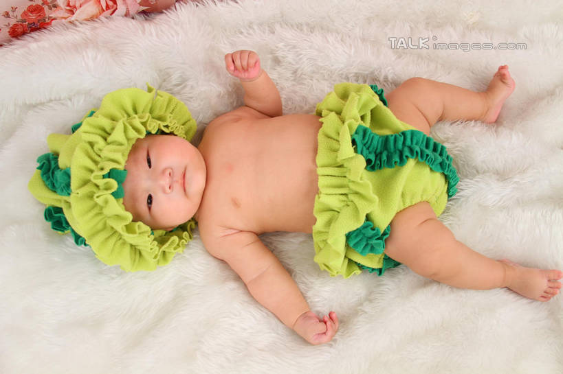 东方人,婴儿,儿童,一个人,躺,伸展双臂,横图,俯视,室内,白天,背景,纯洁,地毯,帽子,亚洲,仅一个人,服装,装饰,编织,手工艺品,织物,注视,黄种人,小孩,衣服,黄色,绿色,工艺品,观察,看,可爱,摄影,服饰,活泼,影棚,观看,华丽,修饰,点缀,察看,衣着,穿着,关注,宝宝,表演服,演出服,纯真,烂漫,无邪,衬托,美观,雅致,雅观,衣饰,道具服,卧着,伶俐,天真,亚洲人,孩子,敞开双臂,伸开双臂,躺着,卧,展开双肩,张开手臂,张开双臂,布景,彩图,高角度拍摄,全身,影棚拍摄,拍摄,shsc1