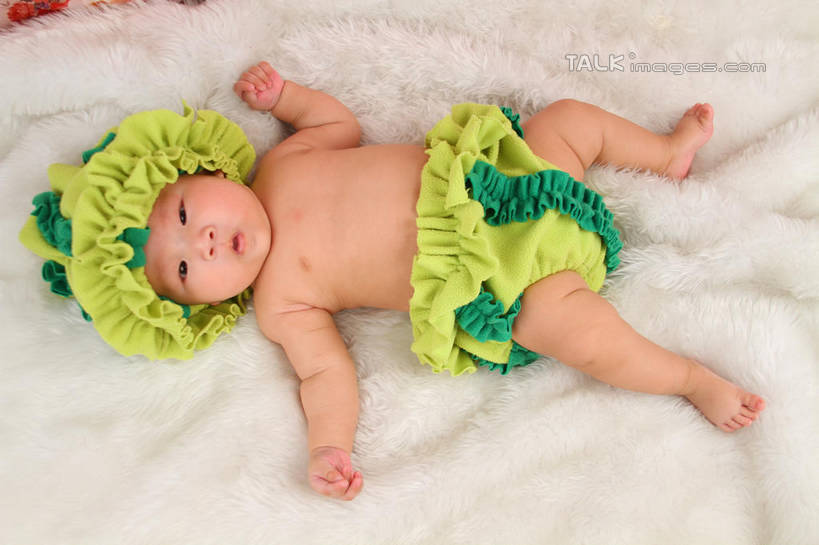 东方人,婴儿,儿童,一个人,躺,伸展双臂,横图,俯视,室内,白天,背景,纯洁,地毯,帽子,亚洲,仅一个人,服装,装饰,编织,手工艺品,织物,注视,黄种人,小孩,衣服,黄色,绿色,工艺品,观察,看,可爱,摄影,服饰,活泼,影棚,观看,华丽,修饰,点缀,察看,衣着,穿着,关注,宝宝,表演服,演出服,纯真,烂漫,无邪,衬托,美观,雅致,雅观,衣饰,道具服,卧着,伶俐,天真,亚洲人,孩子,敞开双臂,伸开双臂,躺着,卧,展开双肩,张开手臂,张开双臂,布景,彩图,高角度拍摄,全身,影棚拍摄,拍摄,shsc1