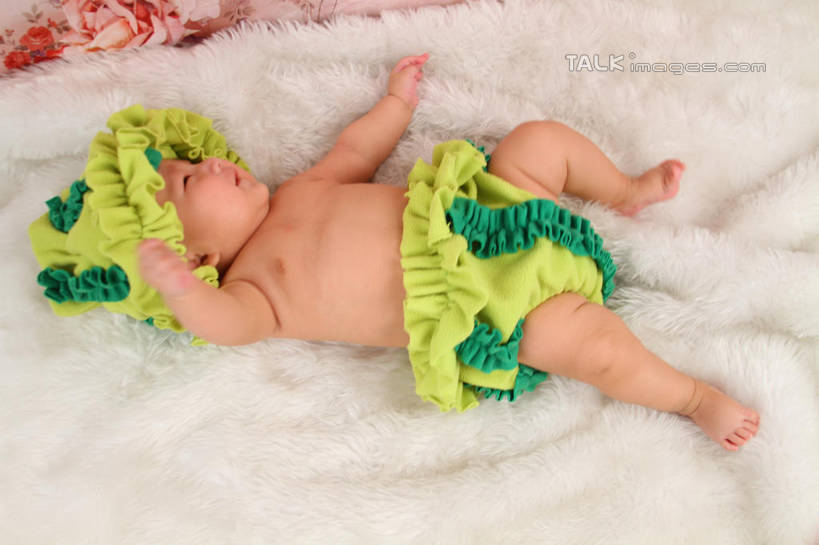 东方人,婴儿,儿童,一个人,躺,伸展双臂,横图,俯视,室内,白天,背景,纯洁,地毯,帽子,亚洲,仅一个人,服装,装饰,编织,手工艺品,织物,注视,黄种人,小孩,衣服,黄色,绿色,工艺品,观察,看,可爱,摄影,服饰,活泼,影棚,观看,华丽,修饰,点缀,察看,衣着,穿着,关注,宝宝,表演服,演出服,纯真,烂漫,无邪,衬托,美观,雅致,雅观,衣饰,道具服,卧着,伶俐,天真,亚洲人,孩子,敞开双臂,伸开双臂,躺着,卧,展开双肩,张开手臂,张开双臂,布景,彩图,高角度拍摄,全身,影棚拍摄,拍摄,shsc1