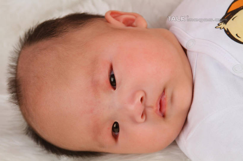 东方人,婴儿,儿童,脸,头,脸颊,一个人,躺,横图,俯视,室内,特写,白天,背景,婴儿服装,纯洁,地毯,亚洲,仅一个人,服装,装饰,编织,手工艺品,织物,注视,黄种人,小孩,衣服,工艺品,观察,看,可爱,摄影,服饰,活泼,影棚,观看,华丽,修饰,点缀,察看,衣着,穿着,关注,宝宝,纯真,烂漫,无邪,衬托,美观,雅致,雅观,衣饰,卧着,伶俐,天真,亚洲人,孩子,头部,脸部,脸蛋,面部,躺着,卧,半身,布景,彩图,高角度拍摄,影棚拍摄,婴儿服,拍摄,shsc1