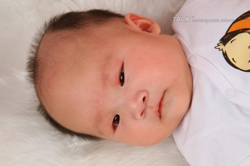 东方人,婴儿,儿童,脸,头,脸颊,一个人,躺,横图,俯视,室内,特写,白天,背景,婴儿服装,纯洁,地毯,亚洲,仅一个人,服装,装饰,编织,手工艺品,织物,注视,黄种人,小孩,衣服,工艺品,观察,看,可爱,摄影,服饰,活泼,影棚,观看,华丽,修饰,点缀,察看,衣着,穿着,关注,宝宝,纯真,烂漫,无邪,衬托,美观,雅致,雅观,衣饰,卧着,伶俐,天真,亚洲人,孩子,头部,脸部,脸蛋,面部,躺着,卧,半身,布景,彩图,高角度拍摄,影棚拍摄,婴儿服,拍摄,shsc1