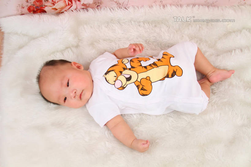 东方人,婴儿,儿童,一个人,躺,横图,俯视,室内,白天,背景,婴儿服装,纯洁,地毯,亚洲,仅一个人,服装,装饰,编织,手工艺品,织物,注视,黄种人,小孩,衣服,工艺品,观察,看,可爱,摄影,服饰,活泼,影棚,观看,华丽,修饰,点缀,察看,衣着,穿着,关注,宝宝,纯真,烂漫,无邪,衬托,美观,雅致,雅观,衣饰,卧着,伶俐,天真,亚洲人,孩子,躺着,卧,布景,彩图,高角度拍摄,全身,影棚拍摄,婴儿服,拍摄,shsc1